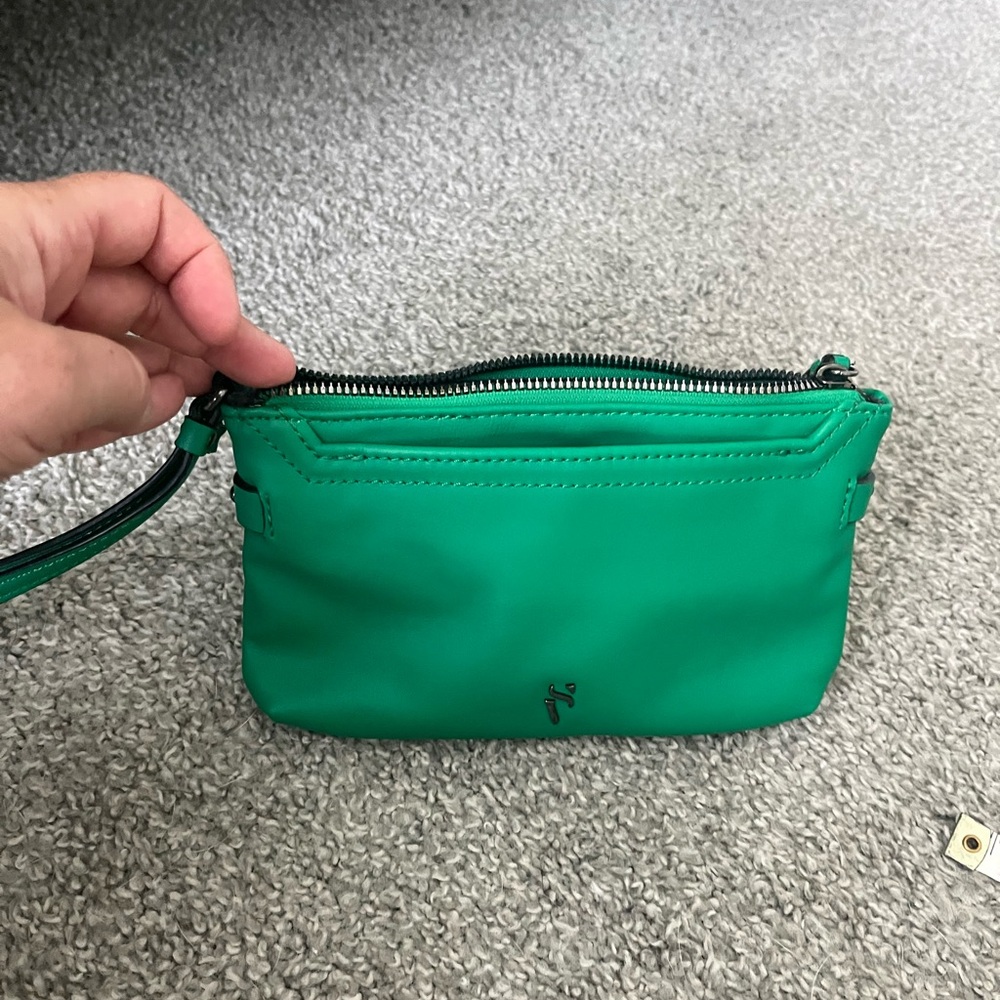 EUC- Simply Vera Vera Wang Wristlet very lightly used. No flaws that I can see.